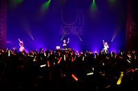 左から秋本帆華、tofubeats、伊藤千由李。（Photo by Rui Hashimoto）