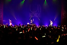 左から秋本帆華、tofubeats、伊藤千由李。（Photo by Rui Hashimoto）