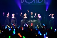 チームしゃちほことtofubeats。（Photo by Rui Hashimoto）