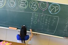 シークレット文化祭の準備をする比嘉奈菜子。