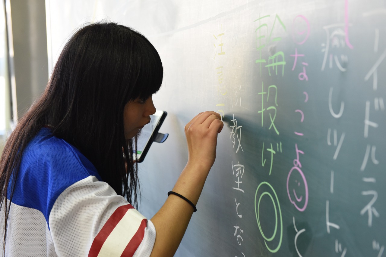 シークレット文化祭の準備をする比嘉奈菜子。