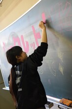 シークレット文化祭の準備をする新井乃亜。