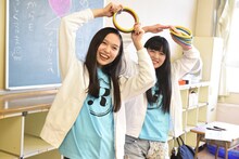 百岡今宵、比嘉奈菜子による輪投げコーナーの様子。