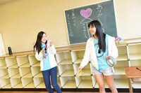 百岡今宵、比嘉奈菜子による輪投げコーナーの様子。