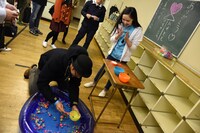 スーパーボールすくいに挑戦するファンを応援する百岡今宵。