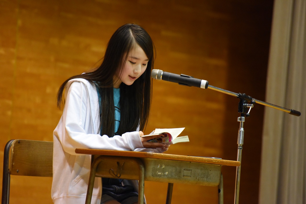 朗読をする南端まいな。