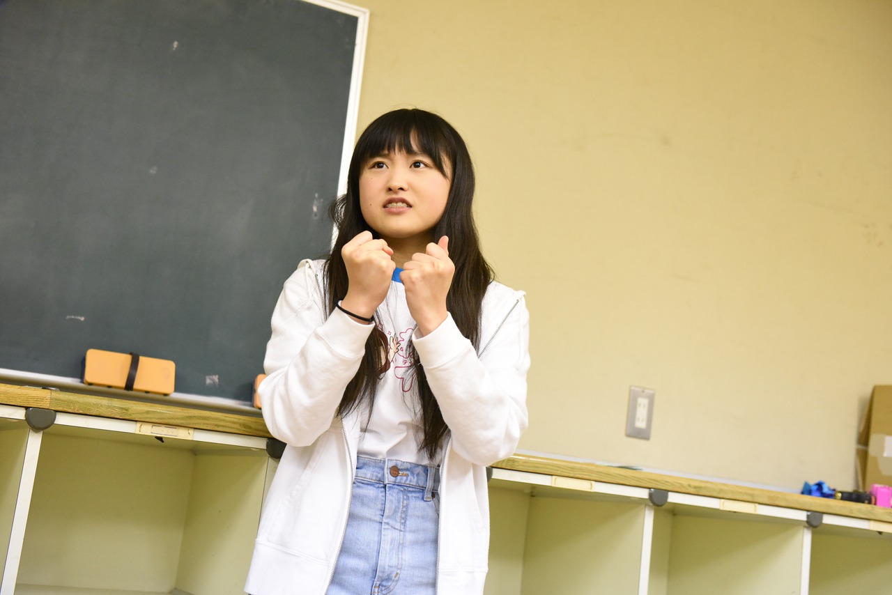 ボール投げするファンを応援する新井乃亜。