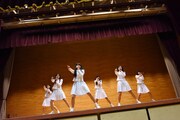 体育館でライブを行うアイドルネッサンス。