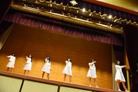 体育館でライブを行うアイドルネッサンス。