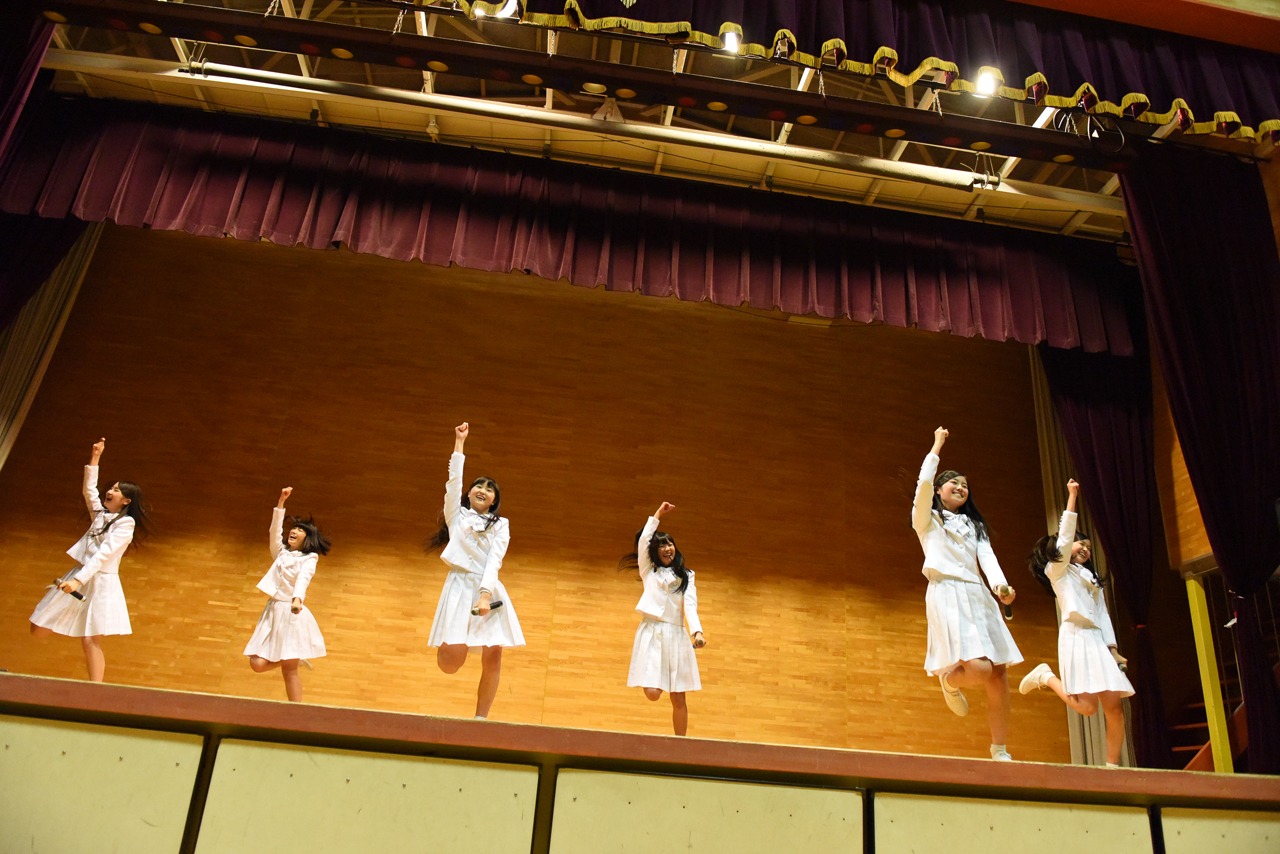 体育館でライブを行うアイドルネッサンス。