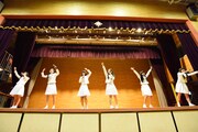 体育館でライブを行うアイドルネッサンス。