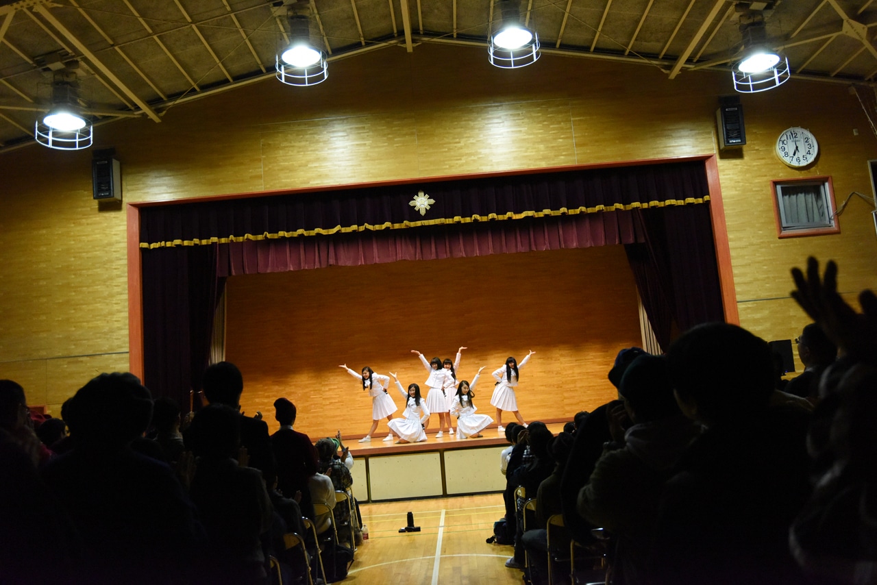 体育館でライブを行うアイドルネッサンス。