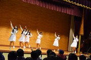 体育館でライブを行うアイドルネッサンス。