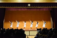 体育館でライブを行うアイドルネッサンス。