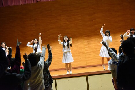 体育館でライブを行うアイドルネッサンス。