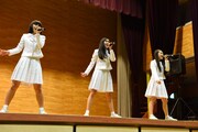 体育館でライブを行うアイドルネッサンス。
