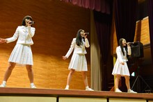 体育館でライブを行うアイドルネッサンス。