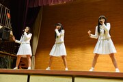 体育館でライブを行うアイドルネッサンス。