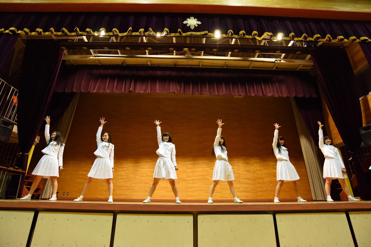体育館でライブを行うアイドルネッサンス。