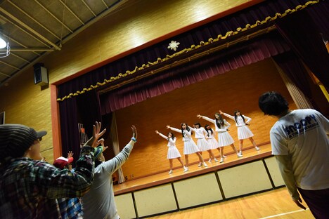 体育館でライブを行うアイドルネッサンス。