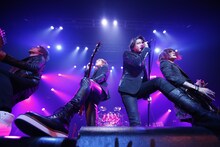 LUNA SEA「SLAVE限定GIG 2015 The Holy Night -To The Next Dimension-」のライブの様子。（写真提供：UNIVERSAL J）
