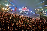LUNA SEA「SLAVE限定GIG 2015 The Holy Night -To The Next Dimension-」のライブの様子。（写真提供：UNIVERSAL J）