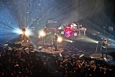 LUNA SEA「SLAVE限定GIG 2015 The Holy Night -To The Next Dimension-」のライブの様子。（写真提供：UNIVERSAL J）