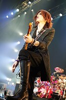 SUGIZO（G, Violin）（写真提供：UNIVERSAL J）