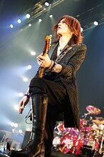 SUGIZO（G, Violin）（写真提供：UNIVERSAL J）