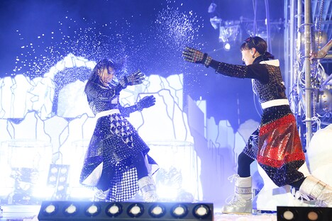 ももいろクローバーZ「ももいろクリスマス2015 ～Beautiful Survivors～」12月23日公演での高城れに、百田夏菜子。（Photo by HAJIME KAMIIISAKA+Z）