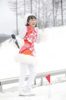 10位は「ももいろクローバーZ、極寒ゲレンデで『ももクリ2015』3DAYS完遂」より、ももいろクローバーZ「ももいろクリスマス2015 ～Beautiful Survivors～」12月23日公演での百田夏菜子。（Photo by HAJIME KAMIIISAKA+Z）