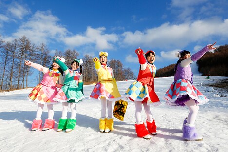 「ももいろクリスマス2015 ～Beautiful Survivors～」12月25日公演でのももいろクローバーZ。（Photo by HAJIME KAMIIISAKA+Z）