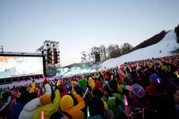 ももいろクローバーZ「ももいろクリスマス2015 ～Beautiful Survivors～」の様子。