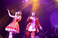 左から浜崎容子（Vo）、松永天馬（Vo）。（撮影：名鹿祥史）