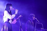 左から浜崎容子（Vo）、松永天馬（Vo）。（撮影：名鹿祥史）