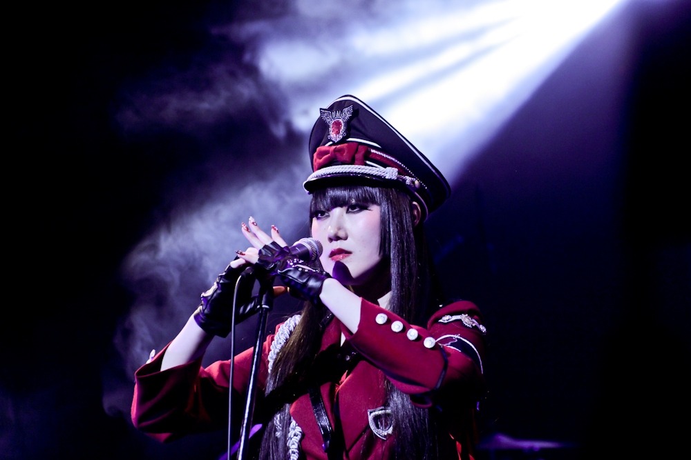 浜崎容子（Vo）（撮影：名鹿祥史）