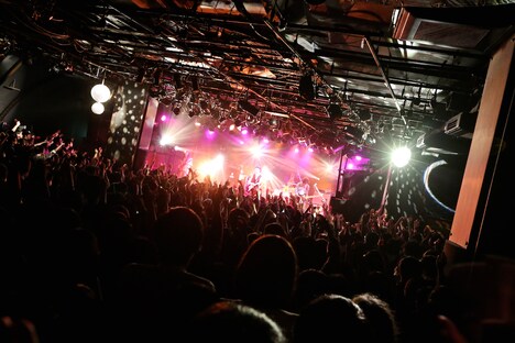 Base Ball Bear「LIVE IN LIVE vol.2～C to C2～」東京・渋谷CLUB QUATTRO公演の様子。（Photo by Viola Kam [V'z Twinkle]）