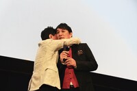 舞台挨拶中にピエール瀧（右）に抱きつく石野卓球（左）。