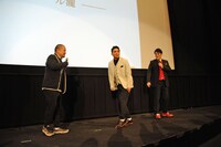 舞台挨拶終了後、瀧曰く「後ろ向き歩き」で退場する卓球（中央）。