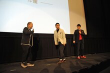 舞台挨拶終了後、瀧曰く「後ろ向き歩き」で退場する卓球（中央）。