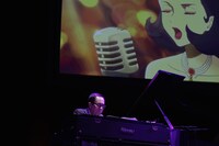 「ルパン三世」の映像とともに演奏する大野雄二。 (c)モンキー・パンチ / TMS・NTV 原作:モンキー・パンチ (c)TMS（撮影：名和真紀子）