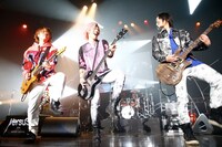 左からyuji（G）Chiyu（B）、masato（G）。 （撮影：洲脇理恵［MAXPHOTO］）