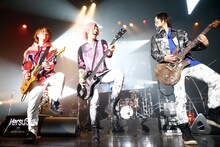 左からyuji（G）Chiyu（B）、masato（G）。 （撮影：洲脇理恵［MAXPHOTO］）