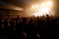 「VersuS 2015 極彩SuG VS 極悪SuG」2日目公演の様子。 （撮影：洲脇理恵［MAXPHOTO］）