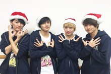 サンタ帽をかぶってDISH//ポーズを決めるDISH//。