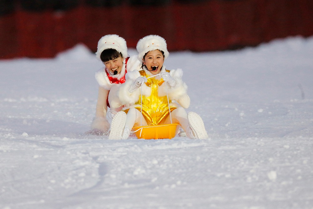 ももいろクローバーZ「ももいろクリスマス2015 ～Beautiful Survivors～」12月25日公演でソリに乗る玉井詩織と百田夏菜子。（Photo by HAJIME KAMIIISAKA+Z）