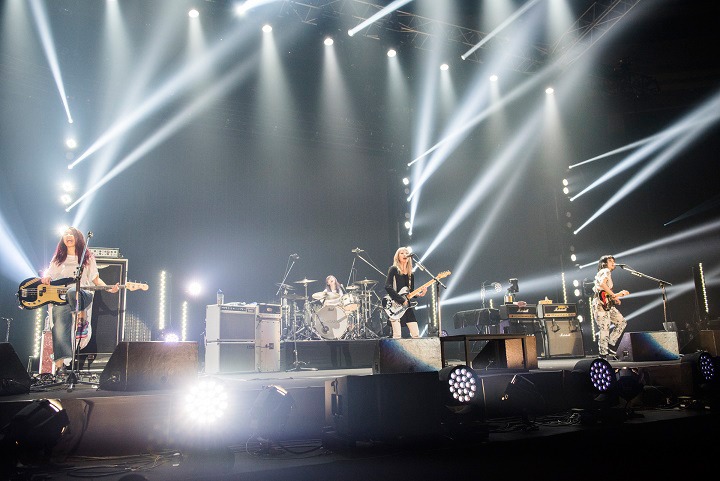 「SCANDAL ARENA TOUR 2015-16『PERFECT WORLD』」愛知・日本ガイシホール公演の様子。（写真提供：EPICレコードジャパン）