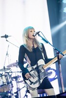 「SCANDAL ARENA TOUR 2015-16『PERFECT WORLD』」愛知・日本ガイシホール公演の様子。（写真提供：EPICレコードジャパン）