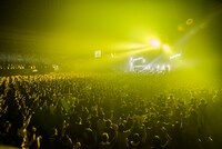 「SCANDAL ARENA TOUR 2015-16『PERFECT WORLD』」愛知・日本ガイシホール公演の様子。（写真提供：EPICレコードジャパン）