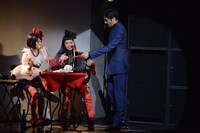 スタッフとしてCDを届けに来た東京スカパラダイスオーケストラ・谷中敦（右）。